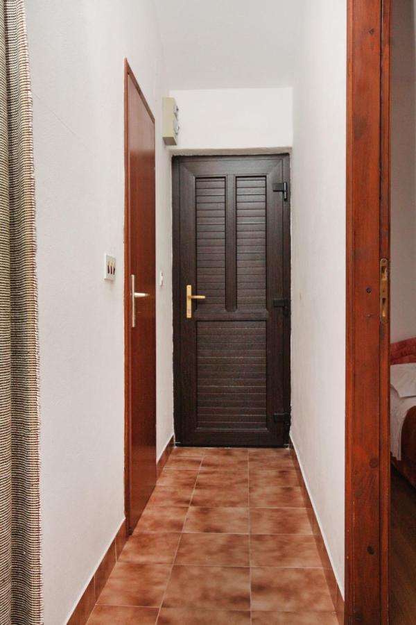 Apartments By The Sea Nemira, Omis - 5884 Tice المظهر الخارجي الصورة